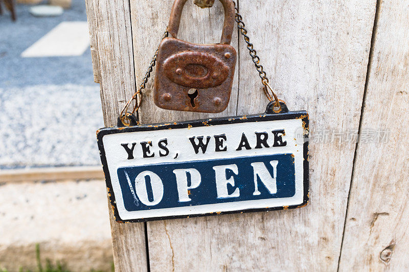 开放标志，“Yes, We are Open”